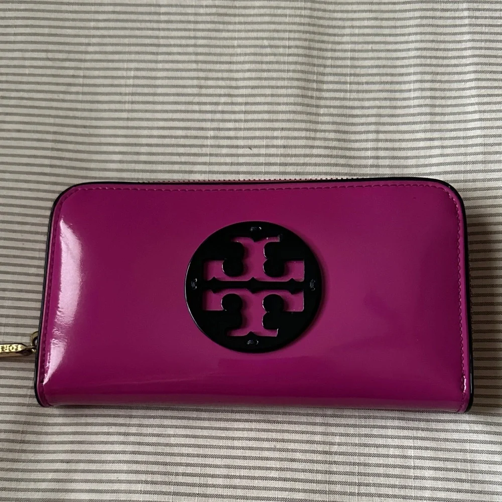 Tory Burch Fuchsia Wallet with Black Logo - Picture 1 of 2